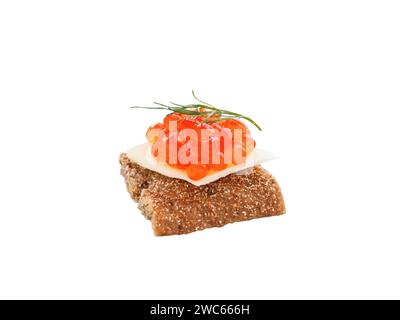 Canette d'oeufs de saumon avec branche d'aneth isolée sur blanc. Caviar rouge et beurre sur le pain complet. Sandwich aux œufs de poisson pour buffet de fête. Mini toast. Banque D'Images