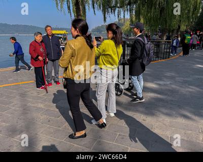 Pékin, Chine, visiteurs, Monument historique chinois, Palais d'été jardin de Pékin, femme prenant des photos, de derrière pékin touristes [Senior] Banque D'Images