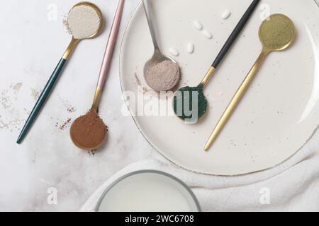 Différents types de compléments alimentaires pour la santé et la beauté - collagène, vitamines, biotine, poudre de protéines en cuillères Banque D'Images