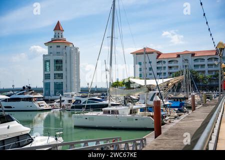 Georgetown, Malaisie - 18 décembre 2023 : parking privé pour bateaux et yachts à Strait Quay, Penang. Résidentiel, centre commercial, aire de loisirs et Banque D'Images