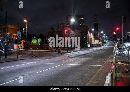 Birmingham, 13 janvier 2024 - la police des Midlands de l'Ouest enquête après qu'un homme dans ses années 40 a été frappé et laissé avec des blessures mortelles dans un horrible coup et course sur une route périphérique notoire à travers le centre-ville de Birmingham. L'incident s'est produit sur Belgrave Middleway près de la mosquée centrale de la ville le samedi 13 vers 18h30. L'homme a été frappé à un passage pour piétons sur une route artérielle de caméra de vitesse moyenne de 40 mph. Un sauteur et un chapeau ont été repérés sur la route près d'une mare de sang parmi les marqueurs de preuves, tout comme un gobelet en papier. Deux hommes âgés de 39 et 27 ans ont été arrêtés parce qu ' ils étaient soupçonnés de l ' être Banque D'Images