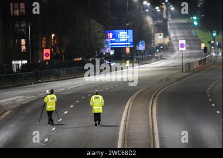 Birmingham, 13 janvier 2024 - la police des Midlands de l'Ouest enquête après qu'un homme dans ses années 40 a été frappé et laissé avec des blessures mortelles dans un horrible coup et course sur une route périphérique notoire à travers le centre-ville de Birmingham. L'incident s'est produit sur Belgrave Middleway près de la mosquée centrale de la ville le samedi 13 vers 18h30. L'homme a été frappé à un passage pour piétons sur une route artérielle de caméra de vitesse moyenne de 40 mph. Un sauteur et un chapeau ont été repérés sur la route près d'une mare de sang parmi les marqueurs de preuves, tout comme un gobelet en papier. Deux hommes âgés de 39 et 27 ans ont été arrêtés parce qu ' ils étaient soupçonnés de l ' être Banque D'Images