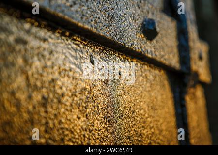 Détail de la porte en métal avec reflet de coucher de soleil à Red Hook, Brooklyn, New Yorkç Banque D'Images