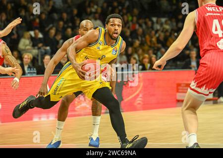 Berlin, Deutschland 14. Januar 2024 : 1. BBL - 2023/2024 - Alba Berlin vs. Würzburg paniers im Bild : Macht grossen Schritt : Sterling Brown (Alba Berlin) Banque D'Images