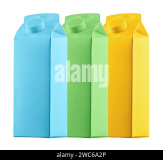 Fermer trois cartons de boissons multicolores, orange jaune, vert et bleu, lait, pignon de jus ou autre matériau d'emballage composite aseptique de boisson, isola Banque D'Images
