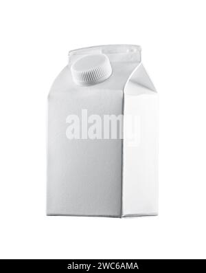 Gros plan sur un carton de boisson blanche, du lait, du jus ou un autre matériau d'emballage composite aseptique, isolé sur fond blanc Banque D'Images