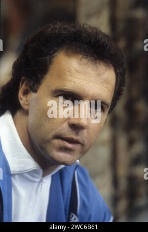 Franz Beckenbauer DFB-Teamchef 09/85 RU Franz Beckenbauer am 9. 1985 septembre Rande eines Pressetermins mit der deutschen Fußballnationalmannschaft in Herzogenaurach Deutsch deutscher Mann Trainer Fußball ehemalig ehemaliger ex Fußballer Fußballspieler Chef Team Nationalmannschaft Nationalelf Mannschaft allemand ancien entraîneur de soccer hoch Porträt sprechend lächelnd Neutral *** Franz Beckenbauer DFB Teamchef 09 85 RU Franz Beckenbauer le septembre 9, 1985 en marge d'une réunion de presse avec l'équipe nationale allemande de football à Herzogenaurach Allemagne entraîneur allemand Banque D'Images