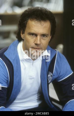 Franz Beckenbauer DFB-Teamchef 09/85 RU Franz Beckenbauer am 9. 1985 septembre Rande eines Pressetermins mit der deutschen Fußballnationalmannschaft in Herzogenaurach Deutsch deutscher Mann Trainer Fußball ehemalig ehemaliger ex Fußballer Fußballspieler Chef Team Nationalmannschaft Nationalelf Mannschaft Fußballbund Trainingsjacke leger allemand ancien entraîneur de soccer hoch Porträt halb sitzend Neutral *** Franz Beckenbauer DFB chef 09 85 Franz RU Beckenbauer le 9 septembre 1985 en marge d'une réunion de presse avec l'équipe nationale allemande de football à Herzogenaurach Germ Banque D'Images