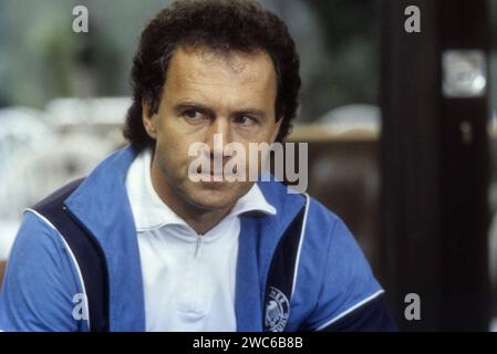 Franz Beckenbauer DFB-Teamchef 09/85 RU Franz Beckenbauer am 9. Septembre 1985 am Rande eines Pressetermins mit der deutschen Fußballnationalmannschaft in Herzogenaurach Deutsch deutscher Mann Trainer Fußball ehemalig ehemaliger ex Fußballer Fußballspieler Chef Team Nationalmannschaft Nationalelf Mannschaft Fußballbund Trainingsjacke leger allemand ancien entraîneur de football quer Porträt neutre ernst nachdenklich *** Franz Beckenbauer DFB chef 09 85 Franz Beckenbauer le 9 septembre 1985 en marge d'une réunion de presse avec l'équipe nationale allemande de football à Herzogenaurac Banque D'Images