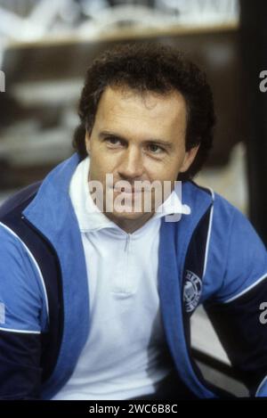 Franz Beckenbauer DFB-Teamchef 09/85 RU Franz Beckenbauer am 9. 1985 septembre Rande eines Pressetermins mit der deutschen Fußballnationalmannschaft in Herzogenaurach Deutsch deutscher Mann Trainer Fußball ehemalig ehemaliger ex Fußballer Fußballspieler Chef Team Nationalmannschaft Nationalelf Mannschaft Fußballbund Trainingsjacke leger allemand ancien entraîneur de soccer hoch lächelnd halb sitzend Porträt Neutral *** Franz Beckenbauer DFB chef 09 85 Franz Beckenbauer le 9 septembre 1985 en marge d'une conférence de presse avec l'équipe nationale allemande de football à Herzoge Banque D'Images