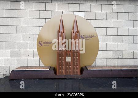 Der Kölner Dom aus Schokolade steht am Eingang zum Kölner Schokoladenmuseum *** la cathédrale de Cologne en chocolat se trouve à l'entrée du musée du chocolat de Cologne Banque D'Images