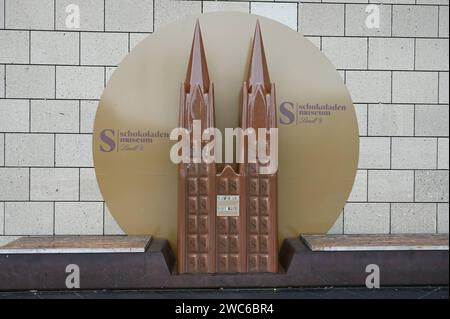 Der Kölner Dom aus Schokolade steht am Eingang zum Kölner Schokoladenmuseum *** la cathédrale de Cologne en chocolat se trouve à l'entrée du musée du chocolat de Cologne Banque D'Images