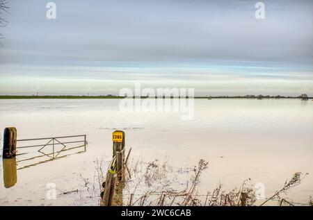 Porte de ferme dans la plaine inondable entre la rivière Old Bedford et le drain Hundred foot, Sutton Gault, Sutton-in-the-Isle, près d'Ely, Cambridgeshire, ROYAUME-UNI Banque D'Images