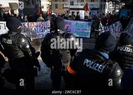 Davos, Suisse. 14 janvier 2024. Davos, CH 14 janvier 2024. La police anti-émeute surveille un rassemblement contre le 54e Forum économique mondial. Des centaines de manifestants se sont rassemblés pour exprimer leurs préoccupations au sujet de l'ordre du jour du FEM de cette année. Le Forum engage les dirigeants politiques, commerciaux et culturels de la société à façonner les agendas mondiaux, régionaux et industriels, qui peuvent avoir un impact sur tout le monde dans le monde. Crédit : Andy Barton/Alamy Live News Banque D'Images