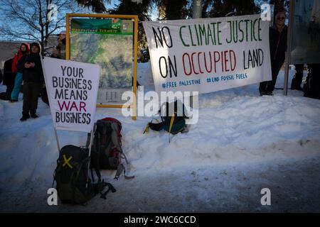 Davos, Suisse. 14 janvier 2024. Davos, CH 14 janvier 2024. Des banderoles sont placées autour du rallye contre le 54e Forum économique mondial. Des centaines de manifestants se sont rassemblés pour exprimer leurs préoccupations au sujet de l'ordre du jour du FEM de cette année. Le Forum engage les dirigeants politiques, commerciaux et culturels de la société à façonner les agendas mondiaux, régionaux et industriels, qui peuvent avoir un impact sur tout le monde dans le monde. Crédit : Andy Barton/Alamy Live News Banque D'Images