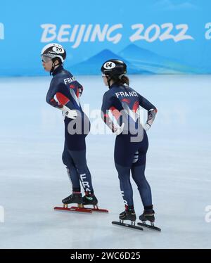 5 FÉVRIER 2022 - Pékin, Chine : Tifany HUOT MARCHAND et Gwendoline DAUDET de l'équipe de France dans les manches du 500m féminin de patinage de vitesse sur courte piste à Banque D'Images
