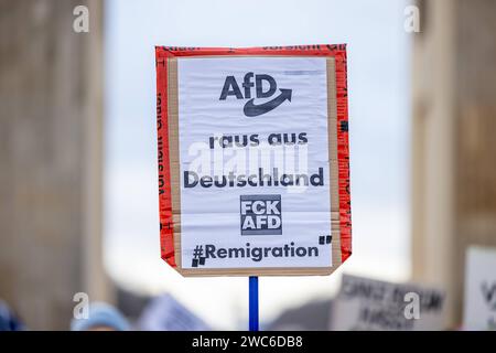 Demo gegen Rechts vorm Brandenburger Tor in Berlin, Deutschland - 14. Janvier 2024 : Tausende Menschen demonstrieren vor dem Brandenburger Tor gegen Rechts und die AfD alternative für Deutschland. Berlin Banque D'Images