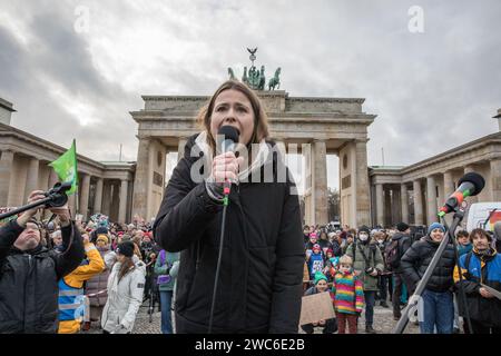 Luisa Neubauer a prononcé un discours lors de la manifestation. Neubauer, né le 21 avril 1996 à Hambourg, est un éminent militant pour le climat et publiciste allemand connu pour avoir dirigé le mouvement allemand Fridays for future. En tant que figure importante de l'activisme climatique, Neubauer plaide pour des politiques alignées sur l'Accord de Paris et a été un fervent partisan de la transition de l'Allemagne du charbon d'ici 2030. Son adhésion à Alliance 90/les Verts et la Jeunesse verte reflète son profond engagement pour les questions environnementales. Dans une manifestation de solidarité sans précédent, les rues de Berlin, le 14 janvier 2024, ont fait écho à la Banque D'Images