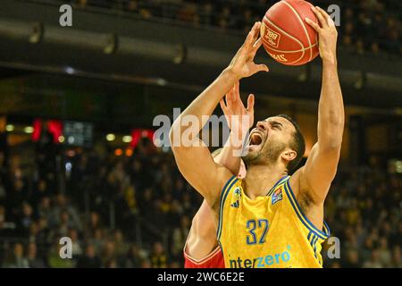 Berlin, Deutschland 14. Januar 2024 : 1. BBL - 2023/2024 - Alba Berlin vs. Würzburg baskets im Bild : v. Johannes Thiemann (Alba Berlin) wird am Wurf gehindert Banque D'Images