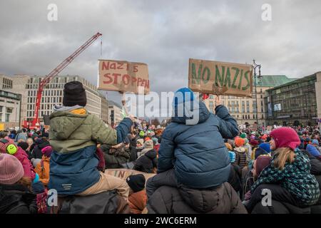 14 janvier 2024, Berlin, Allemagne : dans une manifestation de solidarité sans précédent, les rues de Berlin, le 14 janvier 2024, ont résonné avec les voix de 25 000 manifestants alors qu’ils convergeaient vers Pariser Platz, à l’ombre de l’emblématique porte de Brandebourg. La manifestation, orchestrée par Fridays for future Berlin et soutenue par une vaste coalition de groupes de la société civile, d’ONG et de militants, a marqué une position décisive contre l’extrémisme de droite et une défense incessante des valeurs démocratiques. Sous le thème ''We Stand Together'' était une réponse directe aux conclusions effrayantes d'un rapport d'enquête par Banque D'Images