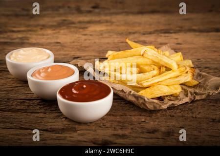 Frites et sauces. Banque D'Images