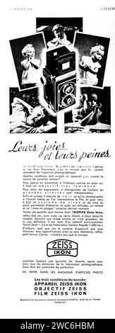 Une publicité vintage 1938 pour appareil photo Zeiss Ikon noir et blanc des années 1930 mettant en vedette différentes personnes utilisant des appareils photo pour diverses activités. Banque D'Images