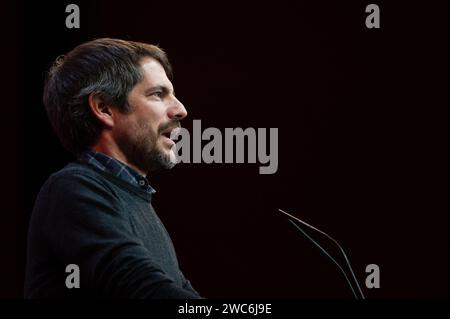 Madrid, Espagne. 14 janvier 2024. Le ministre de la Culture, Ernest Urtasun, s'exprimant lors d'une réunion au Théâtre Goya. Sumar a organisé une réunion sous le slogan «Vamos a Mas» réunissant pour la première fois ses 5 ministres dans un événement public. Crédit : Marcos del Mazo/Alamy Live News Banque D'Images