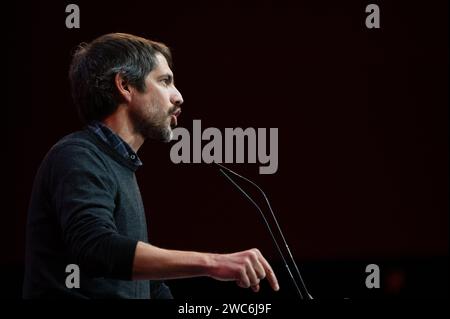 Madrid, Espagne. 14 janvier 2024. Le ministre de la Culture, Ernest Urtasun, s'exprimant lors d'une réunion au Théâtre Goya. Sumar a organisé une réunion sous le slogan «Vamos a Mas» réunissant pour la première fois ses 5 ministres dans un événement public. Crédit : Marcos del Mazo/Alamy Live News Banque D'Images