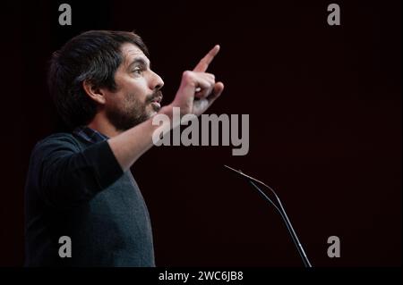 Madrid, Espagne. 14 janvier 2024. Le ministre de la Culture, Ernest Urtasun, s'exprimant lors d'une réunion au Théâtre Goya. Sumar a organisé une réunion sous le slogan «Vamos a Mas» réunissant pour la première fois ses 5 ministres dans un événement public. Crédit : Marcos del Mazo/Alamy Live News Banque D'Images