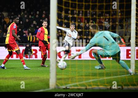 DEVENTER - Kenneth Taylor d'Ajax tire sur le poste du gardien Jeffrey de Lange de Go Ahead Eagles le match néerlandais d'Eredivisie entre Go Ahead Eagles et Ajax Amsterdam à de Adelaarshorst le 14 janvier 2024 à Deventer, pays-Bas. ANP OLAF KRAAK Banque D'Images