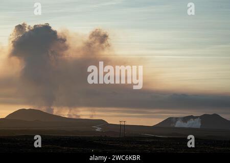 Grindavik, Islande. 14 janvier 2024. La colonne de fumée volcanique monte et est visible à plusieurs kilomètres de distance. La nouvelle éruption volcanique a commencé tôt dans la matinée du 14 janvier 2024. Les nouvelles fissures se sont ouvertes à environ 450 mètres de la ville de Grindavik et la lave se dirige vers la ville. Les équipes de secours ont pu évacuer toute la population à temps. Crédit : SOPA Images Limited/Alamy Live News Banque D'Images