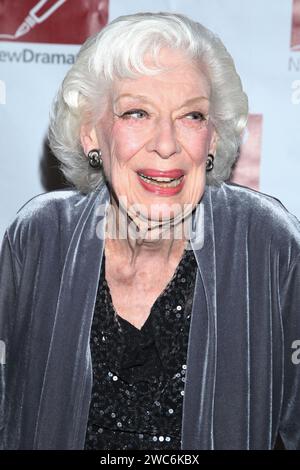 **PHOTO DE FICHIER** Joyce Randolph est décédée. NEW YORK, NY- OCT 16 : Joyce Randolph arrive pour le 67e déjeuner des nouveaux dramaturges, tenu à l'hôtel Marriott Marquis le 12 mai 2016, à New York. Crédit : Joseph Marzullo/MediaPunch Banque D'Images