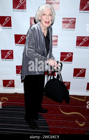 **PHOTO DE FICHIER** Joyce Randolph est décédée. NEW YORK, NY- OCT 16 : Joyce Randolph arrive pour le 67e déjeuner des nouveaux dramaturges, tenu à l'hôtel Marriott Marquis le 12 mai 2016, à New York. Crédit : Joseph Marzullo/MediaPunch Banque D'Images