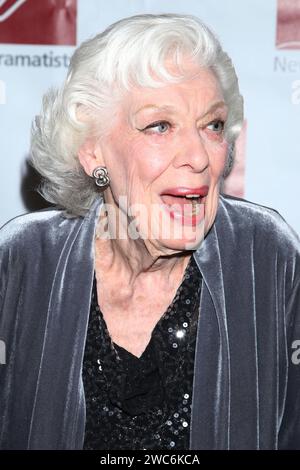 **PHOTO DE FICHIER** Joyce Randolph est décédée. NEW YORK, NY- OCT 16 : Joyce Randolph arrive pour le 67e déjeuner des nouveaux dramaturges, tenu à l'hôtel Marriott Marquis le 12 mai 2016, à New York. Crédit : Joseph Marzullo/MediaPunch Banque D'Images