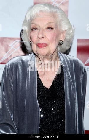 **PHOTO DE FICHIER** Joyce Randolph est décédée. NEW YORK, NY- OCT 16 : Joyce Randolph arrive pour le 67e déjeuner des nouveaux dramaturges, tenu à l'hôtel Marriott Marquis le 12 mai 2016, à New York. Crédit : Joseph Marzullo/MediaPunch Banque D'Images