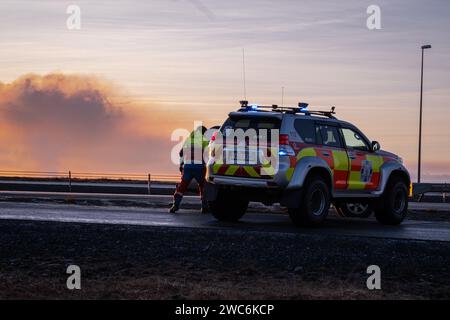 Grindavik, Islande. 14 janvier 2024. Les équipes d’urgence sont chargées de contrôler les zones d’accès proches de la zone volcanique. La nouvelle éruption volcanique a commencé tôt dans la matinée du 14 janvier 2024. Les nouvelles fissures se sont ouvertes à environ 450 mètres de la ville de Grindavik et la lave se dirige vers la ville. Les équipes de secours ont pu évacuer toute la population à temps. Crédit : SOPA Images Limited/Alamy Live News Banque D'Images