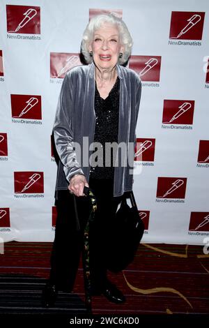 **PHOTO DE FICHIER** Joyce Randolph est décédée. NEW YORK, NY- OCT 16 : Joyce Randolph arrive pour le 67e déjeuner des nouveaux dramaturges, tenu à l'hôtel Marriott Marquis le 12 mai 2016, à New York. Crédit : Joseph Marzullo/MediaPunch Banque D'Images