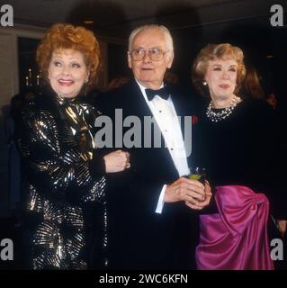 **PHOTO DE FICHIER** Joyce Randolph est décédée. Lucille ball, Art Carney, Joyce Randolph, 1987, photo de Michael Ferguson/PHOTOlink/MediaPunch Banque D'Images