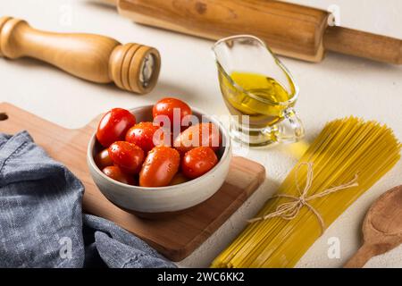 Tomates fraîches sur la table. Banque D'Images