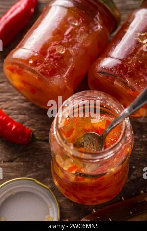 Confiture de poivre avec du pain grillé sur la table. Banque D'Images