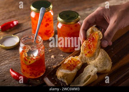 Confiture de poivre avec du pain grillé sur la table. Banque D'Images