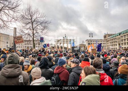 Demo gegen Rechts Demo gegen Rechts, Sonntag, den 14.1. um 14:00 Uhr am Pariser Platz à Berlin. Manifestation von Fridays pour le futur gegen die AfD-Politik. Berlin Berlin Deutschland *** Démo contre la droite Démo contre la droite, dimanche, 14 1 à 14 00 à Pariser Platz à Berlin manifestation de Fridays for future contre AfD Politics Berlin Berlin Allemagne Banque D'Images