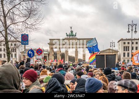 Demo gegen Rechts Demo gegen Rechts, Sonntag, den 14.1. um 14:00 Uhr am Pariser Platz à Berlin. Manifestation von Fridays pour le futur gegen die AfD-Politik. Berlin Berlin Deutschland *** Démo contre la droite Démo contre la droite, dimanche, 14 1 à 14 00 à Pariser Platz à Berlin manifestation de Fridays for future contre AfD Politics Berlin Berlin Allemagne Banque D'Images