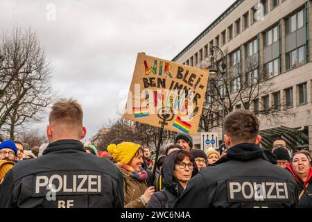 Demo gegen Rechts Demo gegen Rechts, Sonntag, den 14.1. um 14:00 Uhr am Pariser Platz à Berlin. Manifestation von Fridays pour le futur gegen die AfD-Politik. Berlin Berlin Deutschland *** Démo contre la droite Démo contre la droite, dimanche, 14 1 à 14 00 à Pariser Platz à Berlin manifestation de Fridays for future contre AfD Politics Berlin Berlin Allemagne Banque D'Images