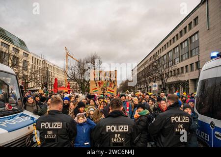 Demo gegen Rechts Demo gegen Rechts, Sonntag, den 14.1. um 14:00 Uhr am Pariser Platz à Berlin. Manifestation von Fridays pour le futur gegen die AfD-Politik. Berlin Berlin Deutschland *** Démo contre la droite Démo contre la droite, dimanche, 14 1 à 14 00 à Pariser Platz à Berlin manifestation de Fridays for future contre AfD Politics Berlin Berlin Allemagne Banque D'Images