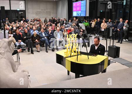 Der Starpianiste Igor Levit spielte am Sonntag 14.01.2024 in der James-Simon-Galerie in Berlin ein Konzert zum Gedenken an die israelischen Hamas-Geiseln. Unter den Entfuehrten ist den Angaben zufolge auch der 22-jaehrige pianiste Alon Ohel, der BEI dem Terrorueberfall auf Israel am 7. Oktober waehrend des Nova Musik Festivals in der Naehe des Kibbuz Re im verschleppt wurde. An sein Schicksal und das der anderen Geiseln will die Initiative Das gelbe Piano erinnern, indem an oeffentlichen Orten ein gelber Fluegel gespielt wird. Siehe epd-Meldung vom 14.01.2024 USAGE ÉDITORIAL SEULEMENT *** pianiste étoilé Banque D'Images