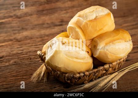 Panier avec pains français. Pain français, pain brésilien traditionnel. Banque D'Images