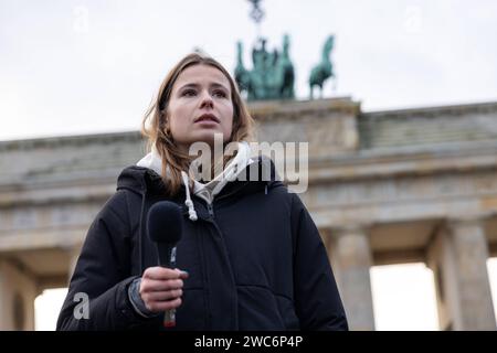 Demokratie Verteidigen Deutschland, Berlin am 14.01.2024 : Luisa Neubauer Klimaaktivisten vorm Brandenburger Tor vor 25,000 Menschen die sich versammelt haben um gegen die AFD zu demonstrieren bzw zu verbieten. Es sind viel Familien, Kinder und ältere Leuten dabei. *** Demokratie Verteidigen Deutschland, Berlin am 14 01 2024 Luisa Neubauer militants pour le climat devant la porte de Brandebourg devant 25 000 personnes qui se sont rassemblées pour manifester ou interdire l'AFD il y a beaucoup de familles, d'enfants et de personnes âgées présents Banque D'Images