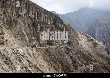 Route vers le col de Zoji la au Ladakh, en Inde. Camion descendant du col dans l'état de Jammu-Cachemire. Banque D'Images