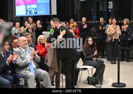 Der Starpianiste Igor Levit spielte am Sonntag 14.01.2024 in der James-Simon-Galerie in Berlin ein Konzert zum Gedenken an die israelischen Hamas-Geiseln. Photo : Igor Levit umarmt Idit Ohel, die Mutter des entfuehrten Pianisten Alon Ohel Unter den Entfuehrten ist den Angaben zufolge auch der 22-jaehrige pianiste Alon Ohel, der BEI dem Terrorueberfall auf Israel am 7. Oktober waehrend des Nova Musik Festivals in der Naehe des Kibbuz Re im verschleppt wurde. An sein Schicksal und das der anderen Geiseln will die Initiative Das gelbe Piano erinnern, indem an oeffentlichen Orten ein gelber Fluegel ge Banque D'Images